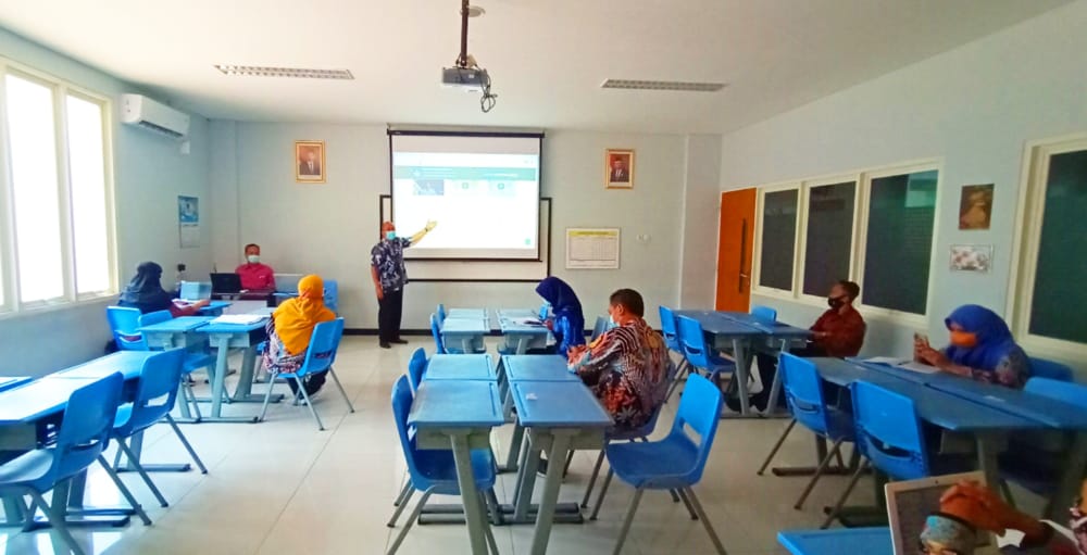 Gambar Guru Belajar di SD Barunawati