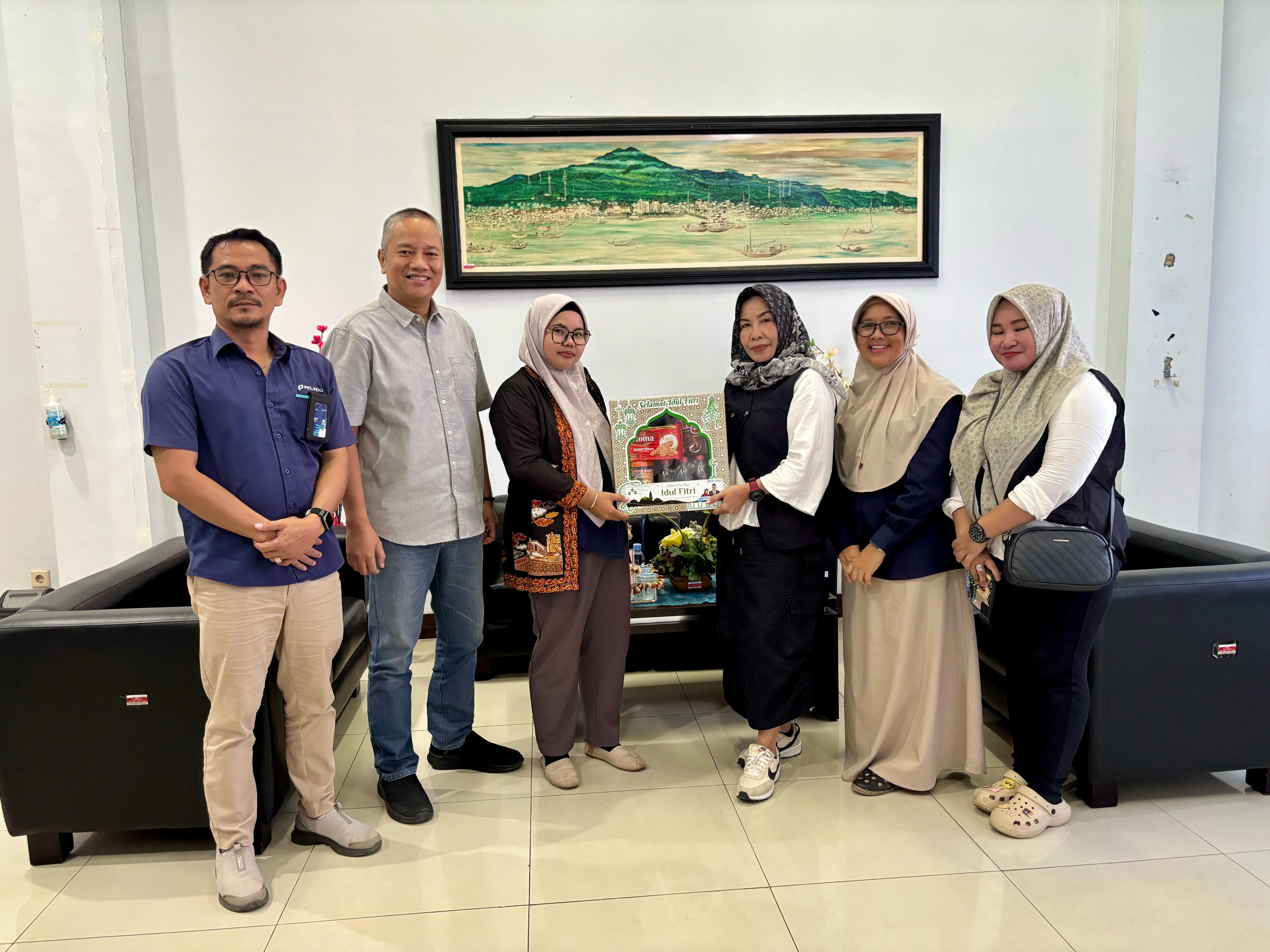 Gambar GM Pelindo Kotabaru & Ibu ibu PIP Berikan sembako untuk Guru TK Barunawati Kotabaru