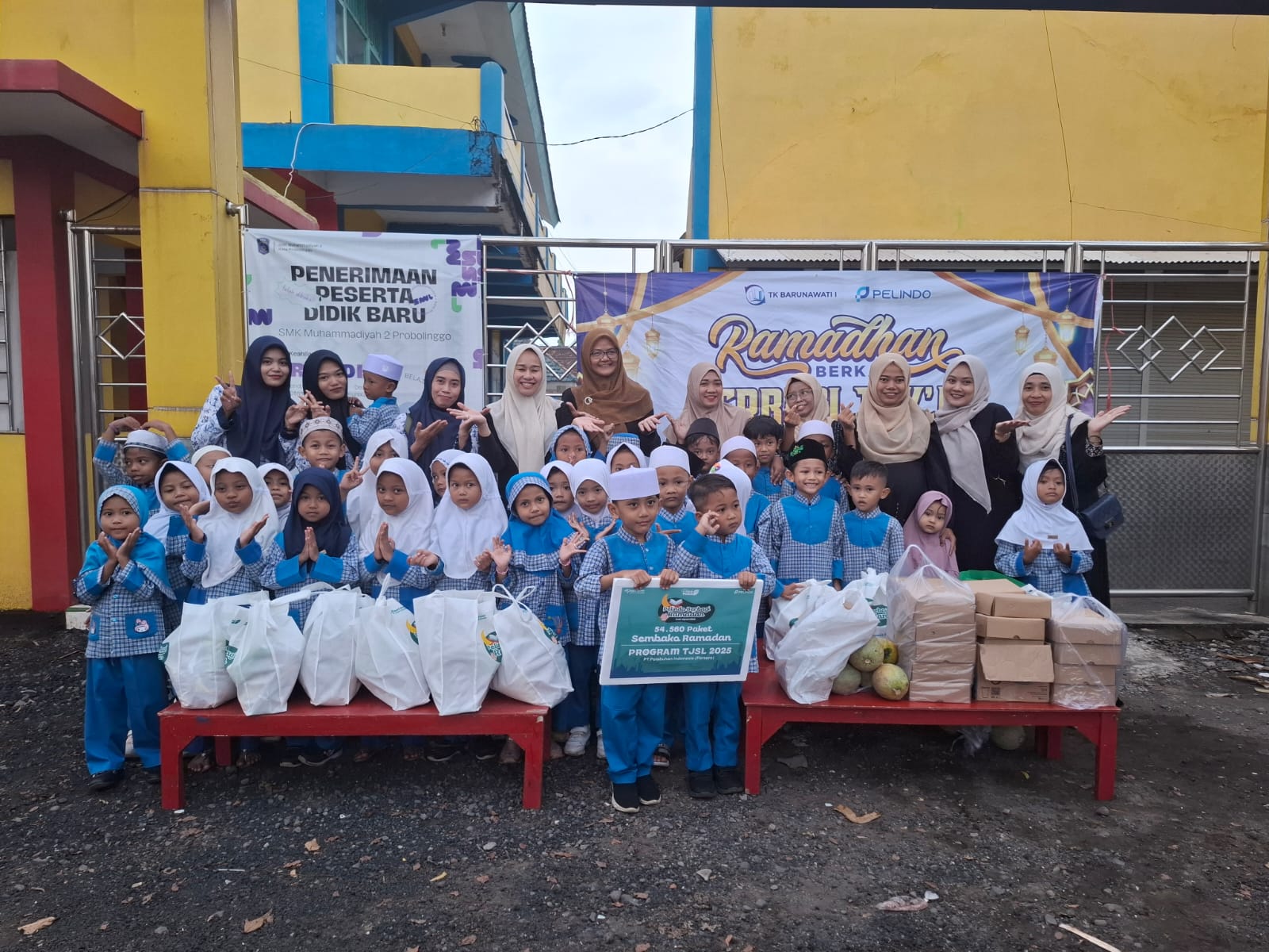 Gambar TK Barunawati Probolinggo 1 berbagi Ta'jil dan Sembako